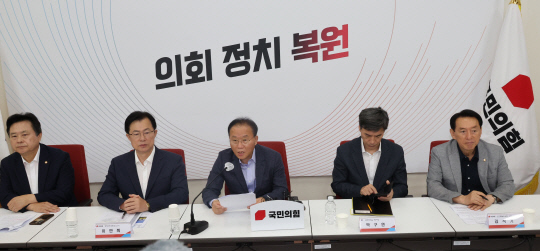 국민의힘 윤재옥 원내대표가 4일 잼버리 안전관리 대책 긴급회의를 하고 있다. 오른쪽은 박구연 국무조정실 1차장.  연합뉴스